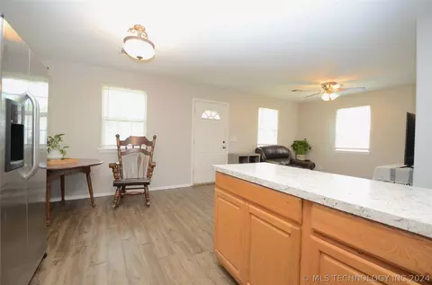 1122 E Maple St, Cushing, OK 74023 photo 3