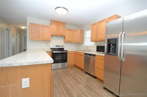 1122 E Maple St, Cushing, OK 74023 photo 4