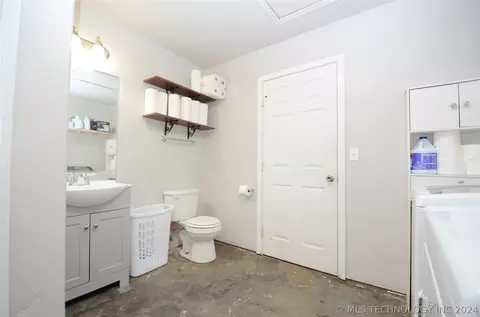 1122 E Maple St, Cushing, OK 74023 photo 9