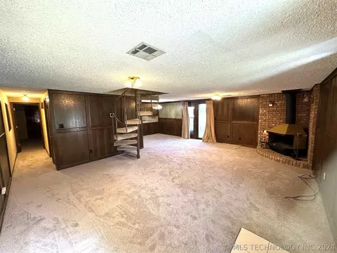 321 E Willow St, Henryetta, OK 74437 photo 2