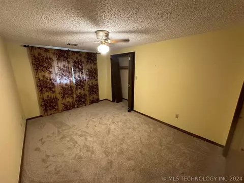 321 E Willow St, Henryetta, OK 74437 photo 8