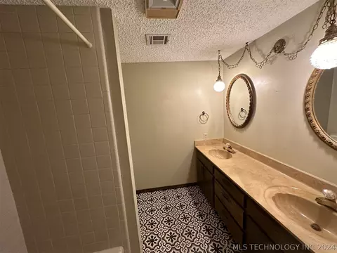 321 E Willow St, Henryetta, OK 74437 photo 9
