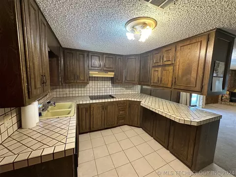 321 E Willow St, Henryetta, OK 74437 photo 6