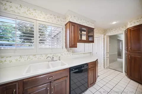 2120 E 60th Street J2, Tulsa, OK 74105 photo 18