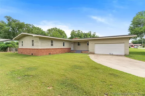 801 SE 11th St, Pryor, OK 74361