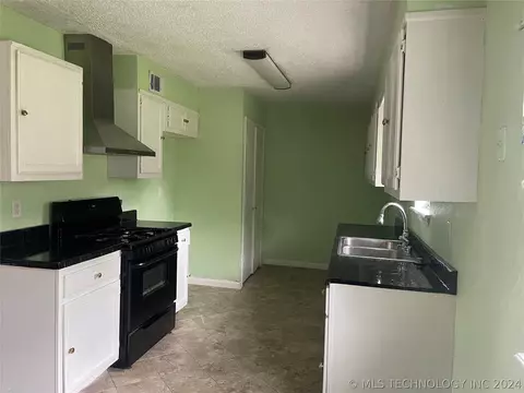 1602 E 3rd St, Okmulgee, OK 74447 photo 8