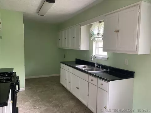 1602 E 3rd St, Okmulgee, OK 74447 photo 9