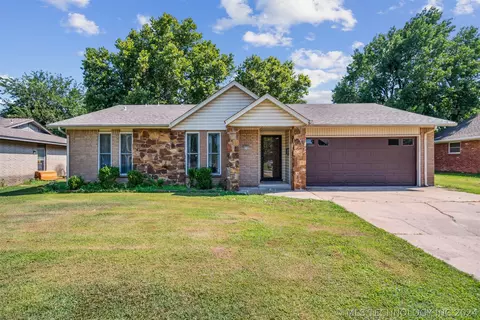 8732 E 39th St, Tulsa, OK 74145 photo 2