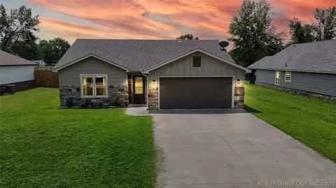 318 SE 6th St, Pryor, OK 74361