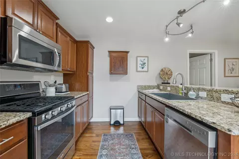 929 E 37th St, Tulsa, OK 74105 photo 9