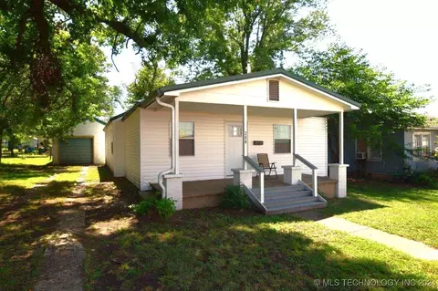 208 E Walnut St, Stilwell, OK 74960