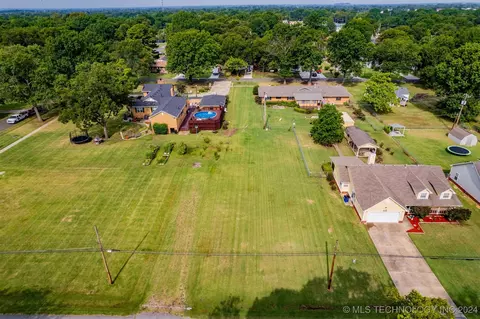 S White Avenue, Wagoner, OK 74467 photo 2