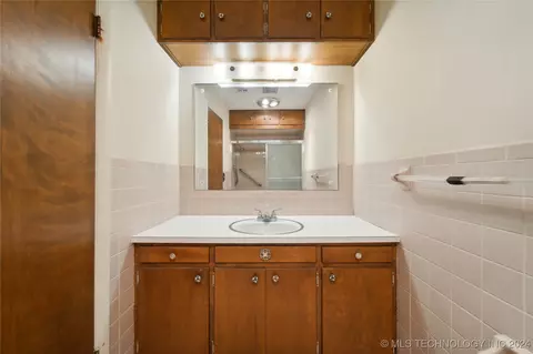 809 W Spring Ave, Checotah, OK 74426 photo 13