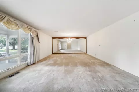 809 W Spring Ave, Checotah, OK 74426 photo 4