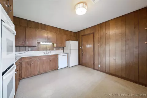 809 W Spring Ave, Checotah, OK 74426 photo 11