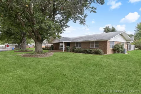 809 W Spring Ave, Checotah, OK 74426 photo 2