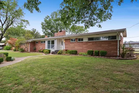 819 SE 10th St, Pryor, OK 74361