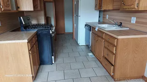 9305 E 48th St, Tulsa, OK 74145 photo 5
