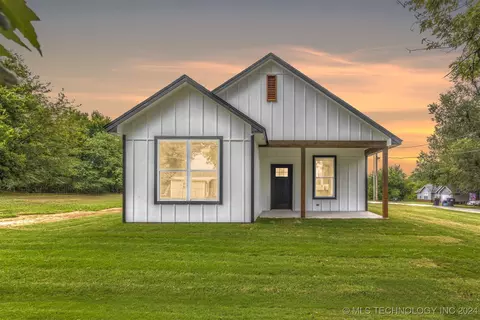 705 N Bristow Ave, Coweta, OK 74429