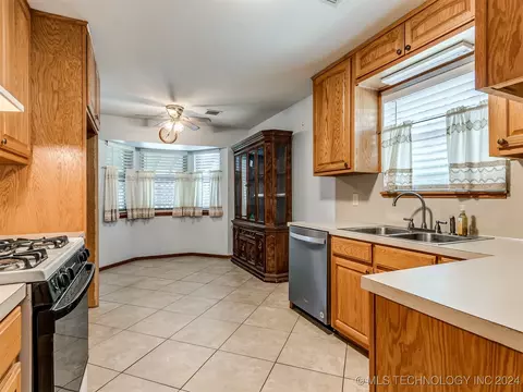 9322 E 48th St, Tulsa, OK 74145 photo 18