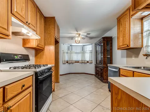 9322 E 48th St, Tulsa, OK 74145 photo 17