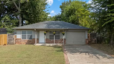 325 W Sycamore St, Coweta, OK 74429