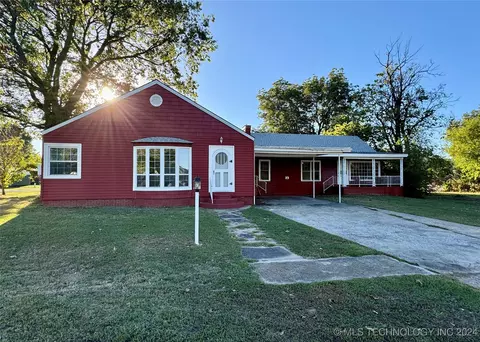 523 S 3rd St, Okemah, OK 74859