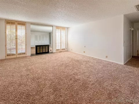 5724 E 33rd Ct, Tulsa, OK 74135 photo 2