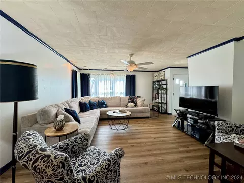 802 E 5th St, Cushing, OK 74023 photo 2