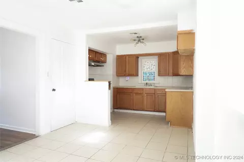301 E Greeley St, Broken Arrow, OK 74012 photo 6