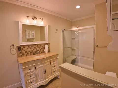 200 S Cedar St, Commerce, OK 74339 photo 8