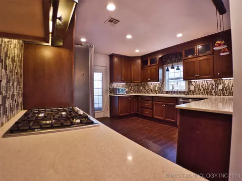 200 S Cedar St, Commerce, OK 74339 photo 3