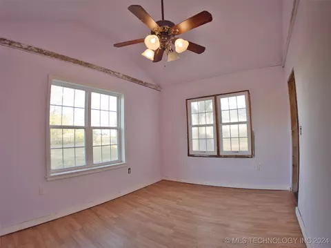 200 S Cedar St, Commerce, OK 74339 photo 12