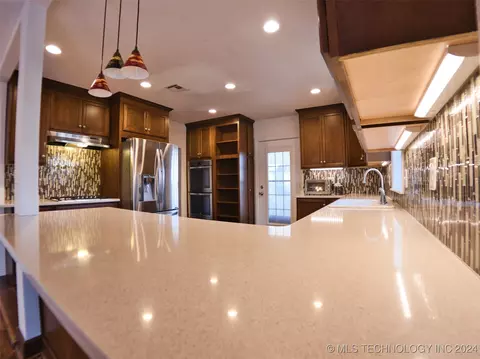 200 S Cedar St, Commerce, OK 74339 photo 2