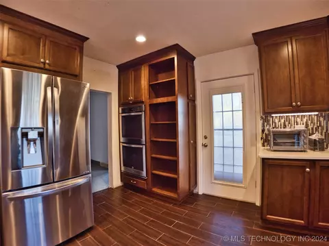 200 S Cedar St, Commerce, OK 74339 photo 4