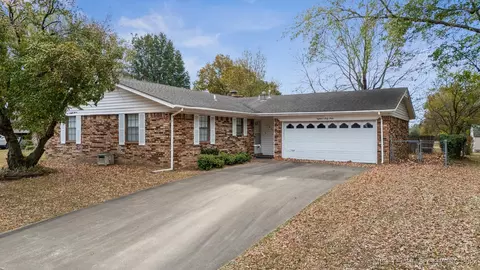 1869 Surrey Dr, Pryor, OK 74361