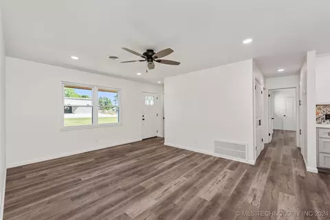 904 SE 3rd St, Wagoner, OK 74467 photo 5