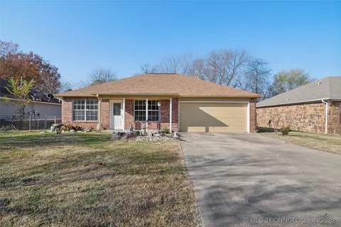 824 N Division St, Coweta, OK 74429