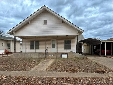 916 E Maple St, Cushing, OK 74023 photo 1