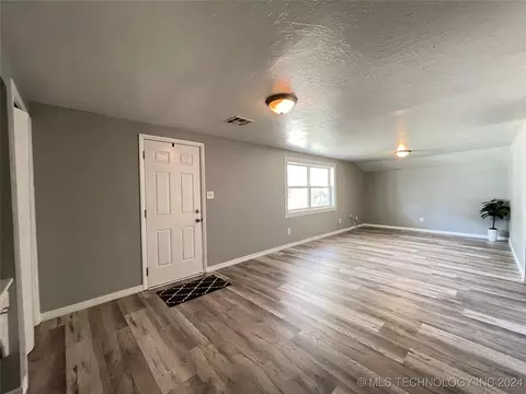217 E 8th St, Cushing, OK 74023 photo 3