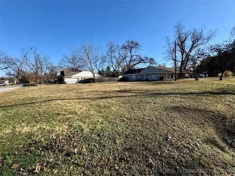 1902 E 52nd St, Tulsa, OK 74105 photo 3