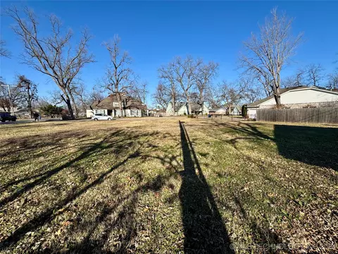1902 E 52nd St, Tulsa, OK 74105 photo 6