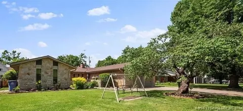 1734 E 56th St, Tulsa, OK 74105 photo 2