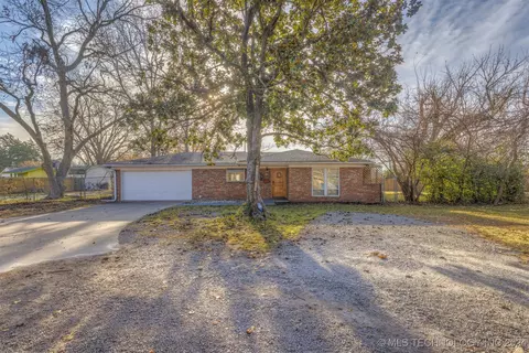 1728 E 53rd St, Tulsa, OK 74105
