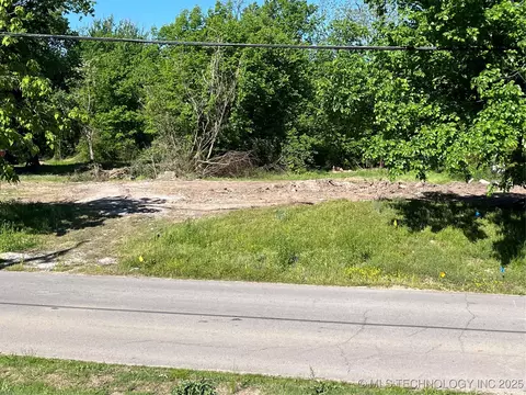 504 S Division St, Coweta, OK 74429