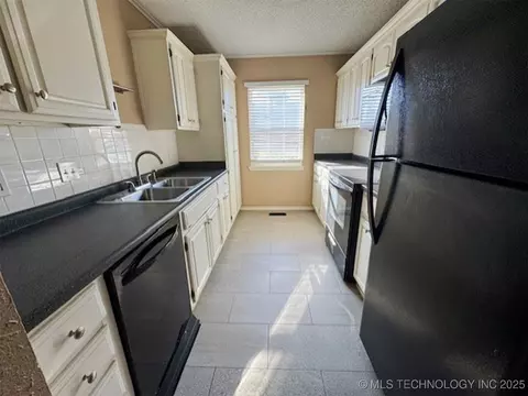 8023 E 58th Pl, Tulsa, OK 74145 photo 3