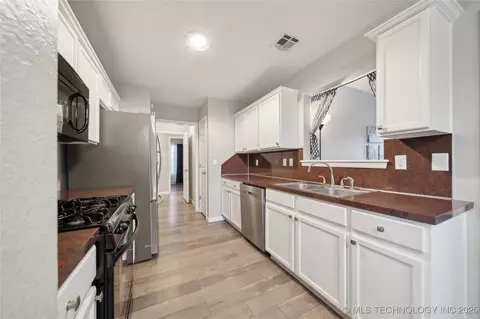 404 E Latimer Pl, Tulsa, OK 74106 photo 10