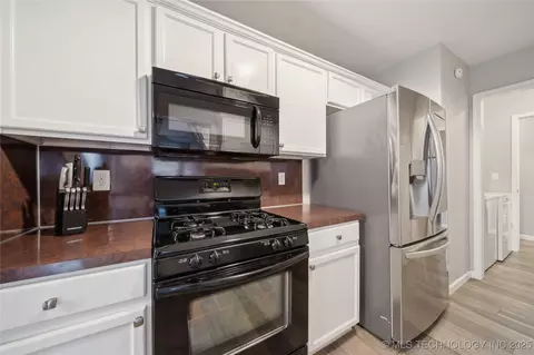 404 E Latimer Pl, Tulsa, OK 74106 photo 11