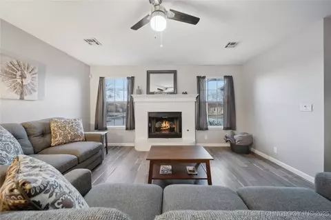 404 E Latimer Pl, Tulsa, OK 74106 photo 7