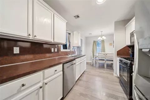 404 E Latimer Pl, Tulsa, OK 74106 photo 12